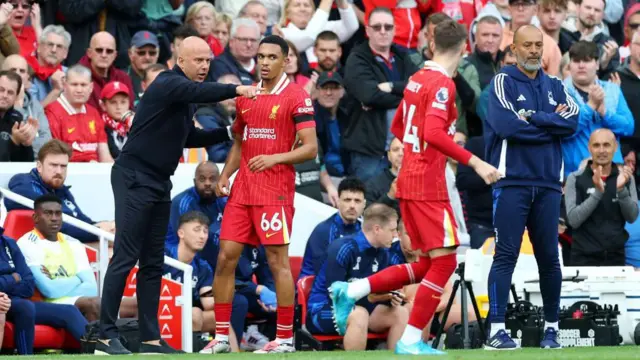 Arne Slot giving Trent Alexander-Arnold instructions for Liverpool