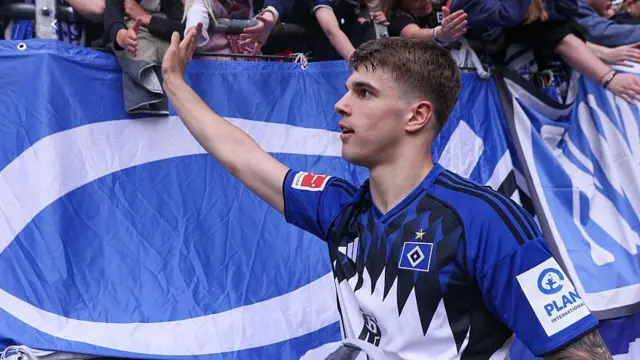 Luka Vuskovic celebrating with Hamburg fans
