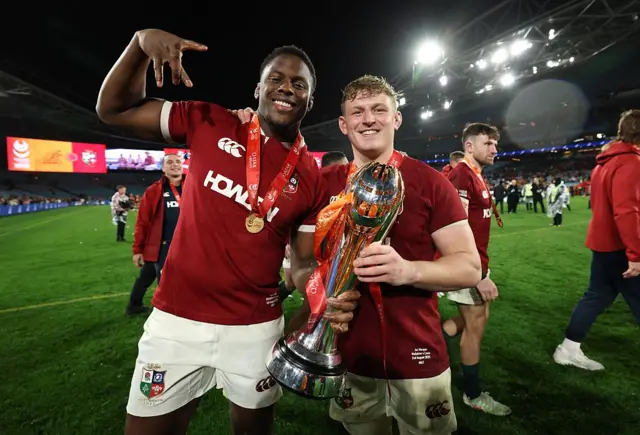 Maro Itoje and Jac Morgan with the trophy