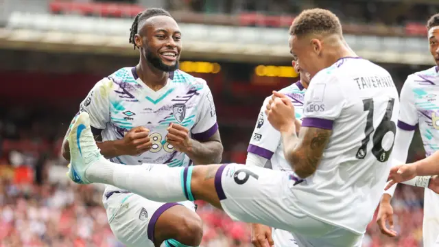 Antoine Semenyo celebrates with Marcus Tavernier