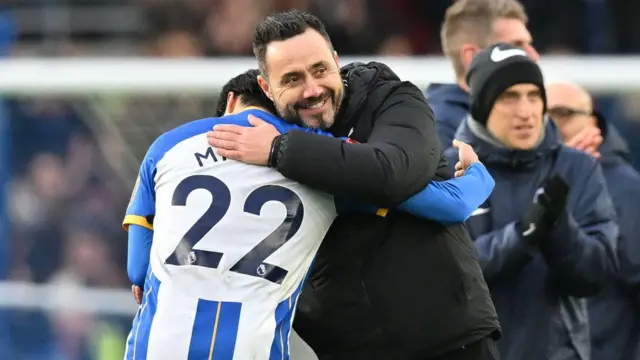 Roberto de Zerbi embraces Kaoru Mitoma during his time as Brighton manager