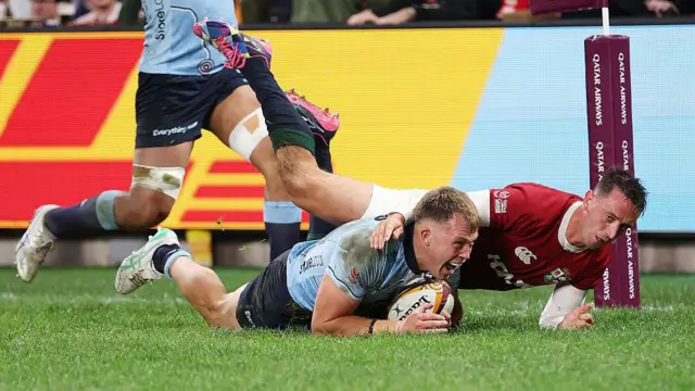  Darby Lancaster of the Waratahs scores a try
