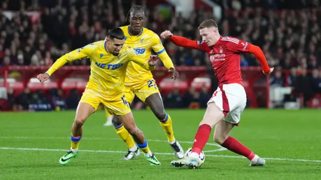 Elliot Anderson dribbles with the ball for Nottingham Forest