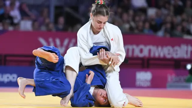 Lola Hodson submits an opponent