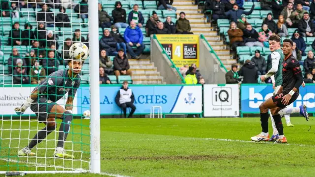 Owen Elding scoring for Hibernian against St Mirren