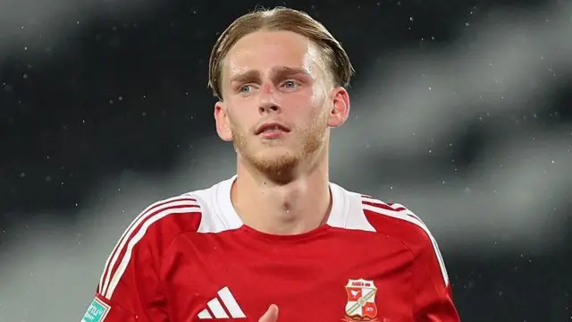 Finley Munroe playing for Swindon 