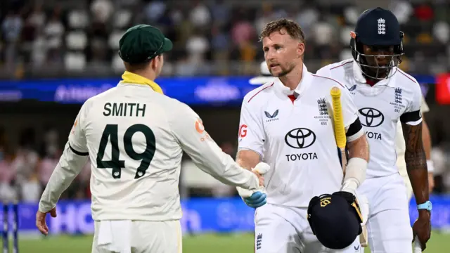 Joe Root shakes hands with Jofra Archer after play