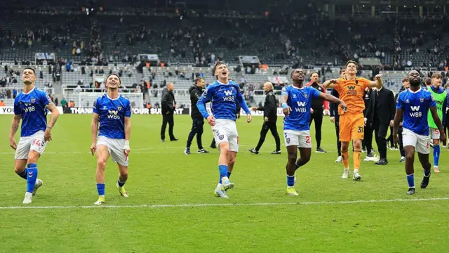 Sunderland players celebrate at full time