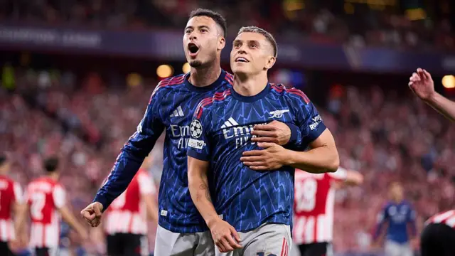 Leandro Trossard and Gabriel Martinelli of Arsenal celebrates.