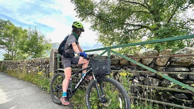 Lindsay Buck with her bike with the basket full of rubbish