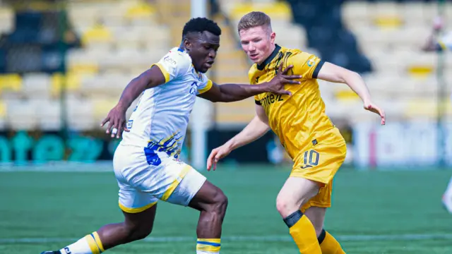 Adama Sidibeh battles with Stephen Kelly