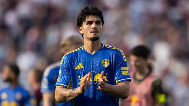 Pascal Strujik for Leeds, applauding