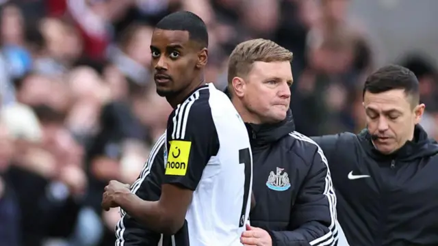 Alexander Isak of Newcastle United with Eddie Howe