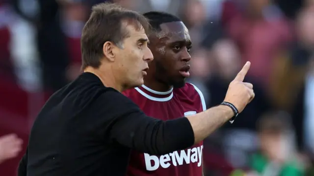 Julen Lopetegui talks to Aaron Wan-Bissaka 