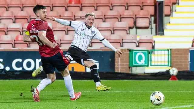 Callumn Moireasdan a' cur Dùn Pharlain air thoiseach oidhche Mhàirt