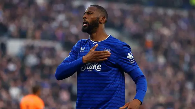 Beto of Everton celebrates