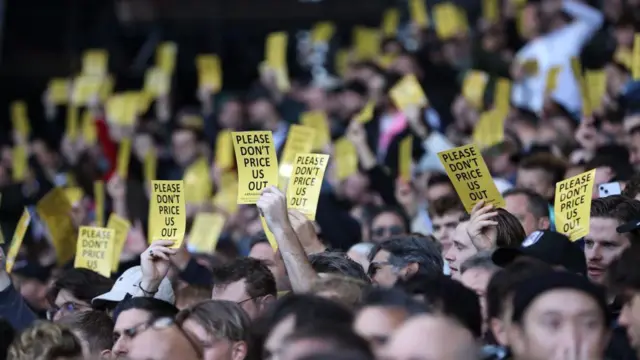 Fans protest about ticket prices 