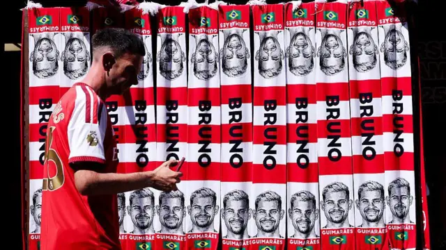 Scarves with the image of Bruno Guimaraes of Arsenal for sale