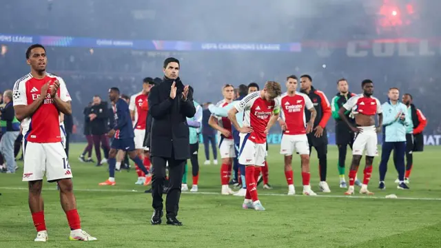 Arteta and his players after losing to PSG. 