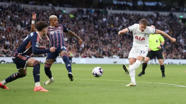 Micky van de Ven scores for Tottenham