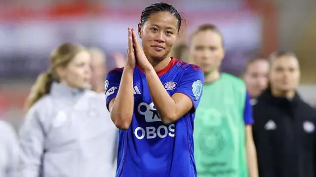 Ylinn Tennebo of Valerenga applauds the fans after the team's defeat in the Women's Champions League league phase against Manchester United