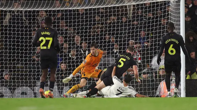 Sunderland keeper about to attempt a save with Sadiki, Ballard and Geertruidia watching