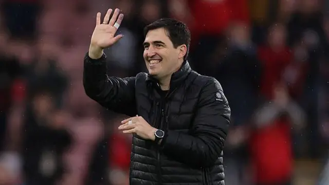 Andoni Iraola waving