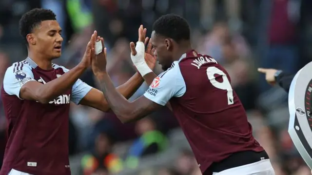 Ollie Watkins high fives Jhon Duran as he is replaced by his teammate