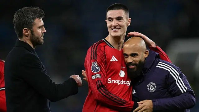 Manchester United's  Benjamin Sesko and Bryan Mbeumo with Michael Carrick