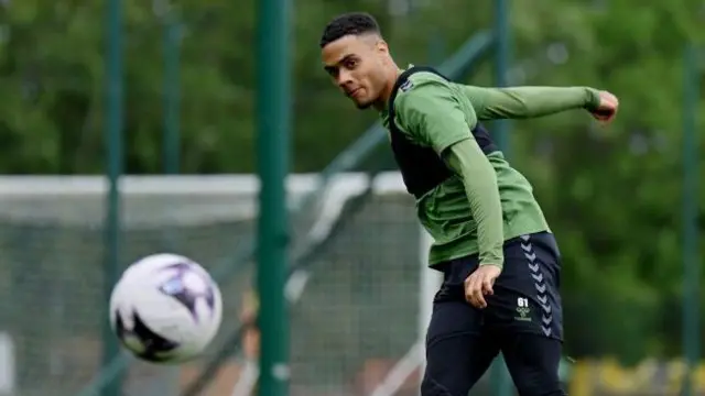 Lewis Dobbin in training for Everton