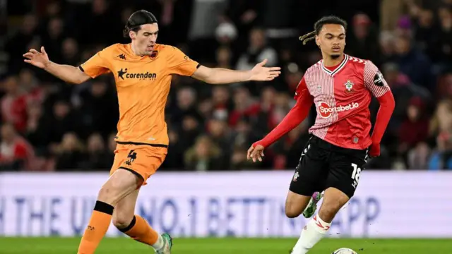 Jacob Greaves of Hull City challenges for the ball with Sekou Mara of Southampton during the Sky Bet Championship match between Southampton FC and Hull City 