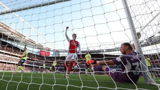 Southampton's English goalkeeper #30 Aaron Ramsdale reacts after conceding a second goal as Kai Havertz celebrates