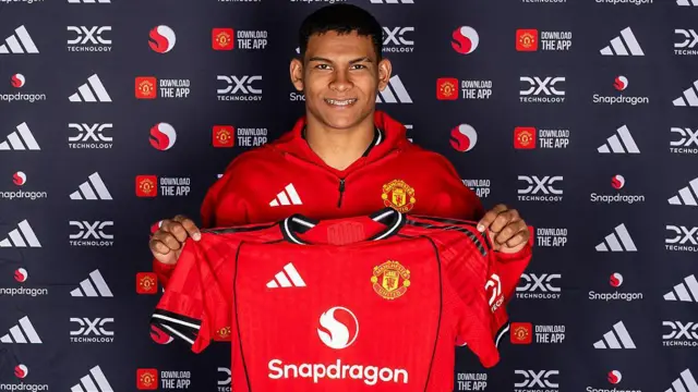 Leon unveiled as a United player
