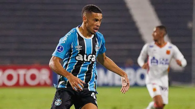 Alysson Edward of Gremio runs with the ball