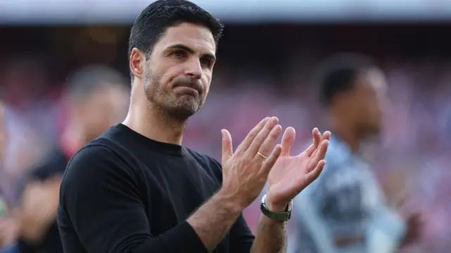 Arsenal manager Mikel Arteta applauds