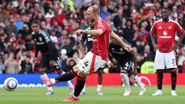 Christian Eriksen scores from the penalty spot