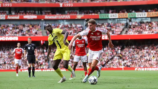Viktor Gyokeres battling for the ball