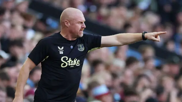 Sean Dyche pointing