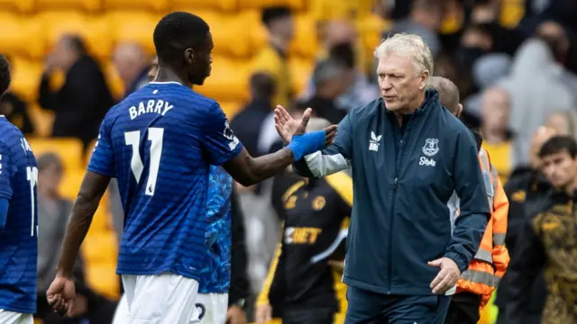 David Moyes shakes hand of Thierno Barry at end of match against Wolves