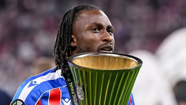 Evann Guessand of Crystal Palace with the Conference League Trophy