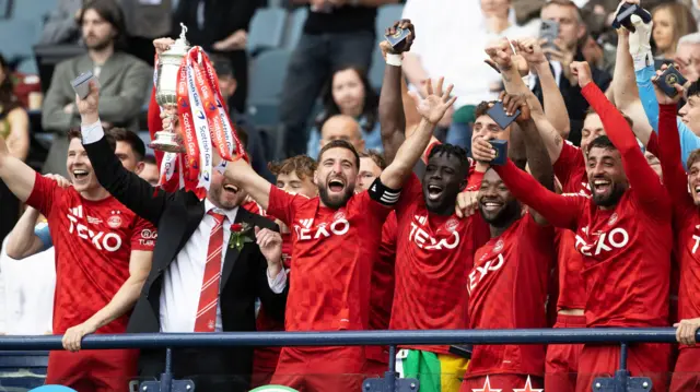 Graeme Shinnie lifts the Scottish Cup