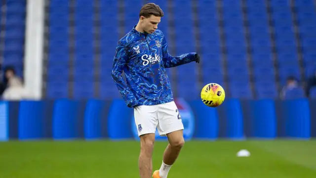 Tyler Dibling warms up