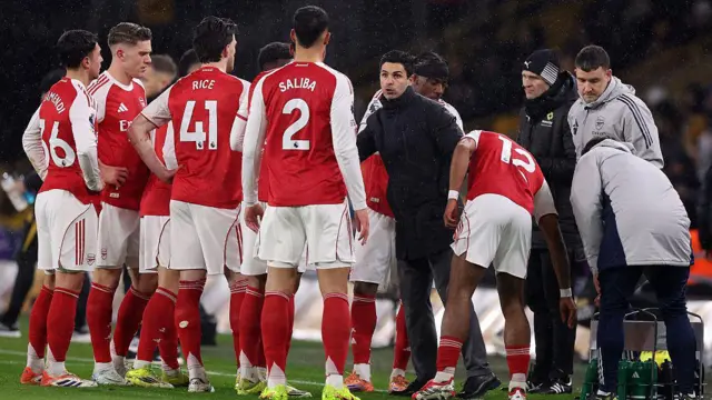 Mikel Arteta speaks with his players