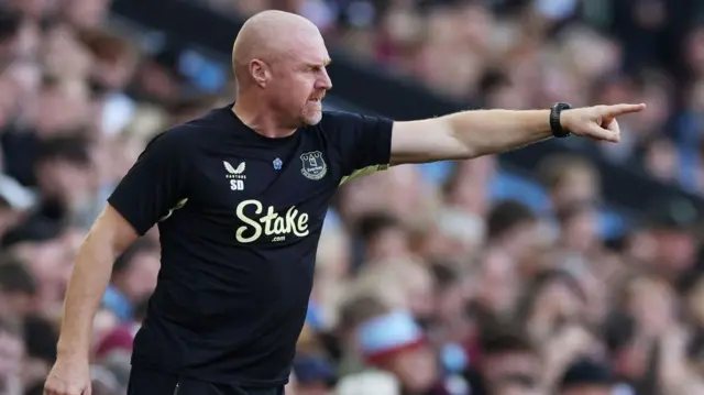 Sean Dyche instructs his Everton side from the touchline.