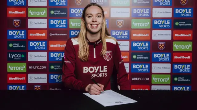 Rebekah Dowsett signs first professional contract 