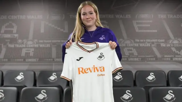 Maddy Murray poses with the Swansea City Women shirt