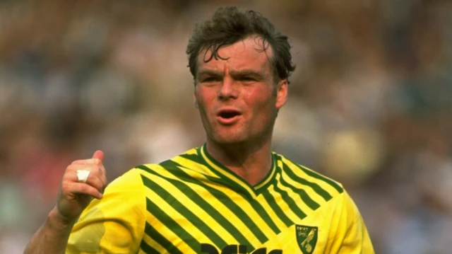 Robert Fleck playing for Norwich City