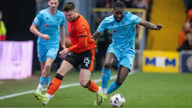 Dundee United's Glenn Middleton and St Mirren's Richard Taylor in action