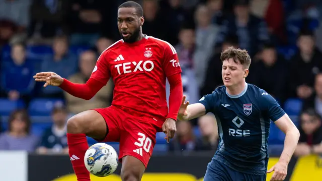 Aberdeen's Junior Hoilett and Ross County's George Harmon