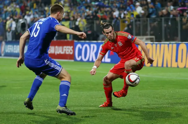 Gareth Bale sends in a cross